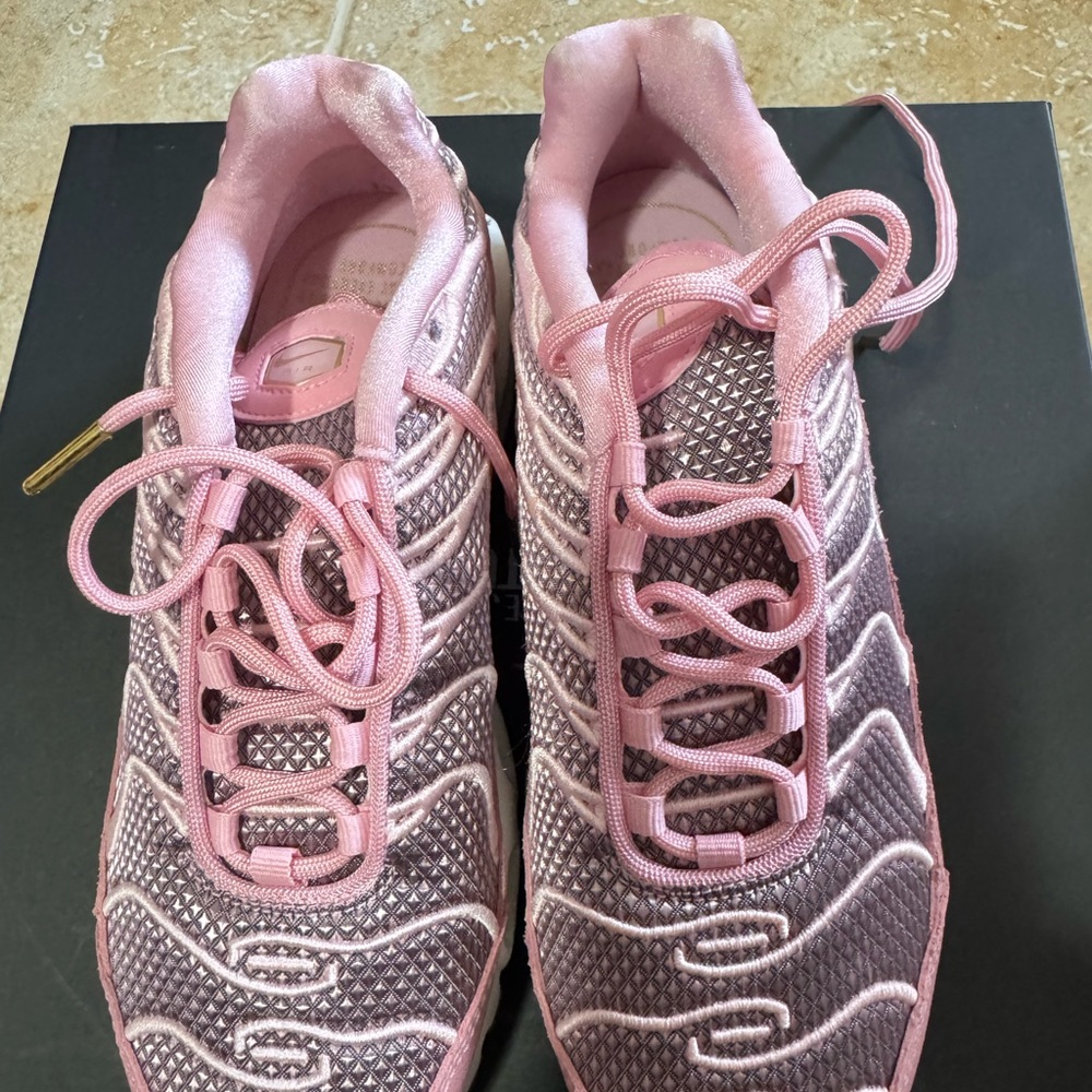 Stylish Pink Women's Sneakers